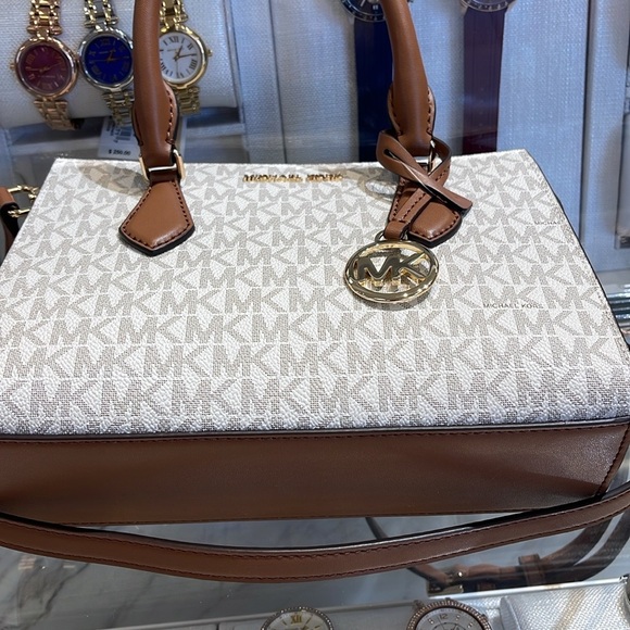 Michael Kors Small Sheila Satchel Crossbody
Vanilla
NWT - Picture 6 of 16